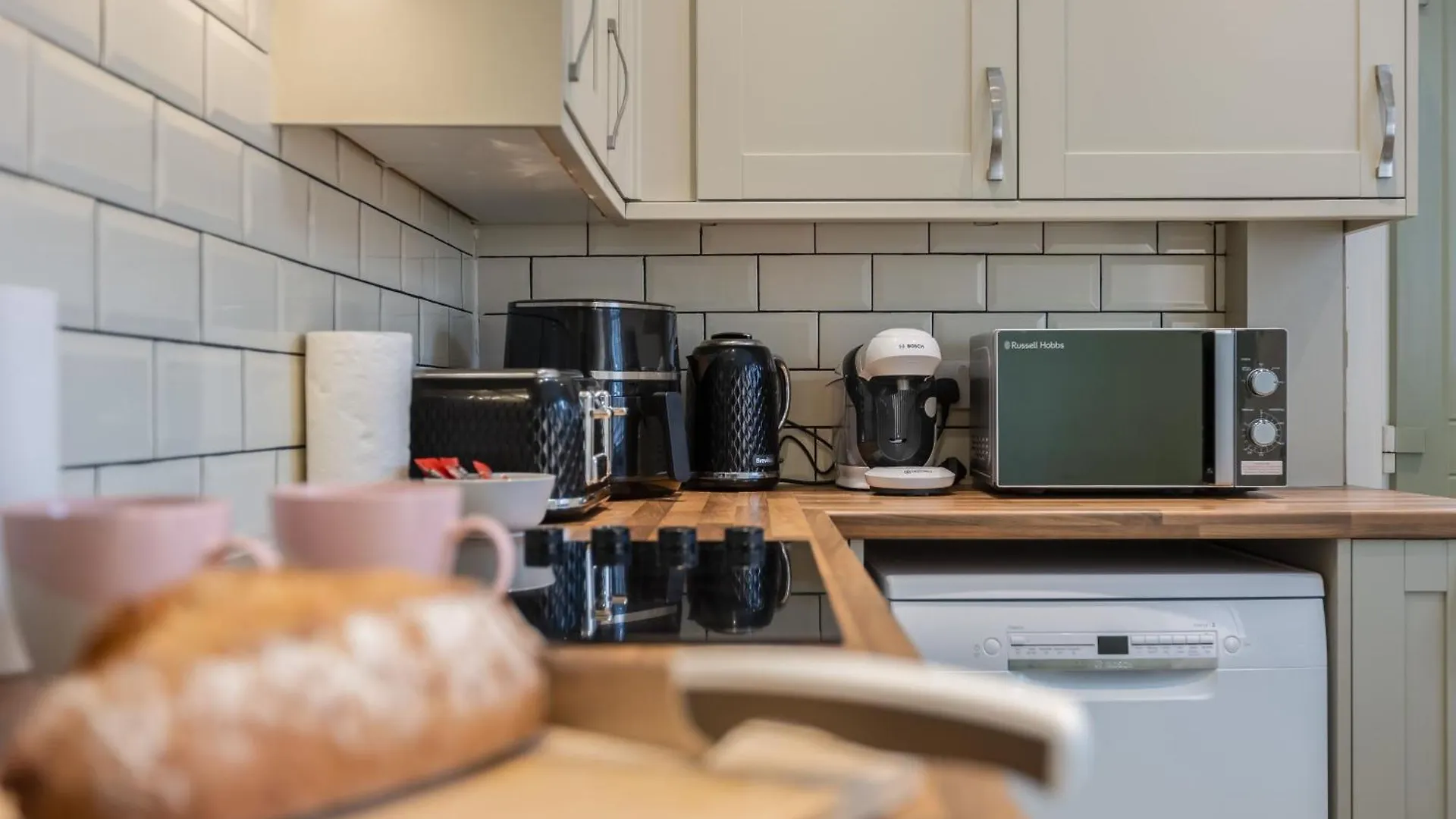 Coastal Escape Close To North Bay- Pet Friendly Scarborough Holiday home